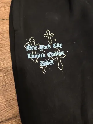 Conjunto chándal negro con estampado Supply&Demand