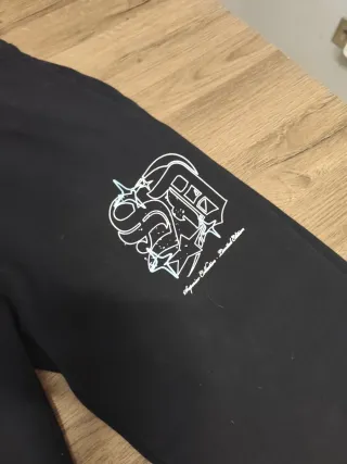 Conjunto chándal negro con estampado Supply&Demand