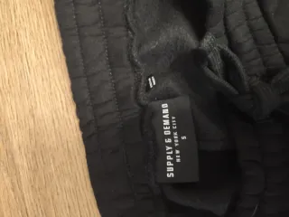 Conjunto chándal negro con estampado Supply&Demand