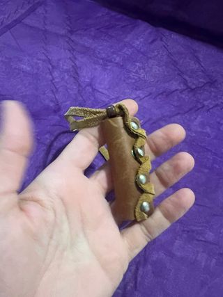 Portaccendino in pelle con borchie