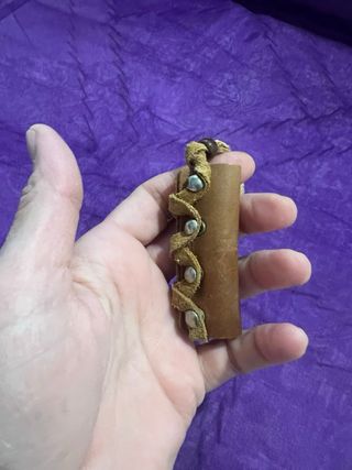 Portaccendino in pelle con borchie