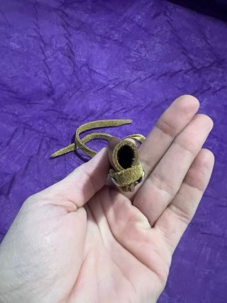 Portaccendino in pelle con borchie