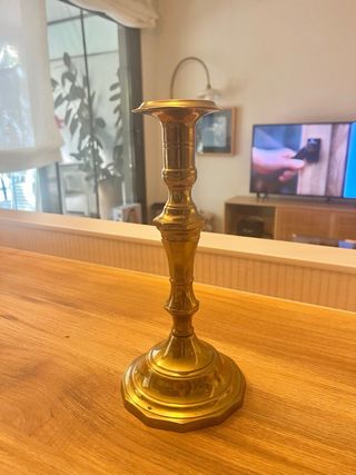 Candelabro antiguo de metal dorado