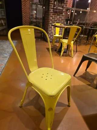 Silla metálica amarilla estilo industrial