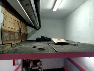 Parcela de garaje cerrado en zamakola con altillo