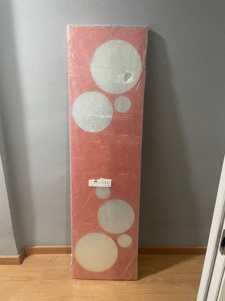 Cabecero naranja con círculos blancos