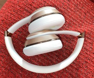 Cascos Beats Solo 3 Blancos y Dorados