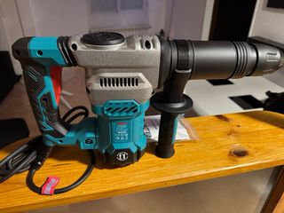 Martillo Eléctrico 1300W, incluye dos cinceles.