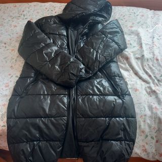 Abrigo acolchado negro talla L equivale a una m