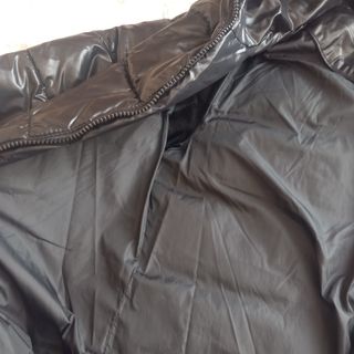 Abrigo acolchado negro talla L equivale a una m