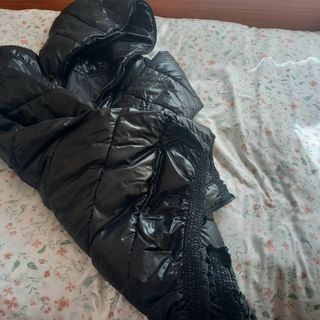 Abrigo acolchado negro talla L equivale a una m