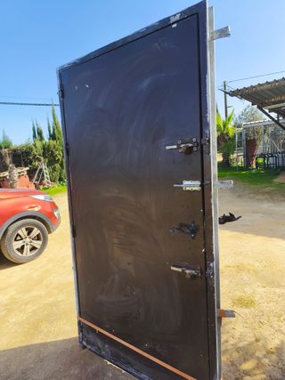 Puerta exterior de hierro