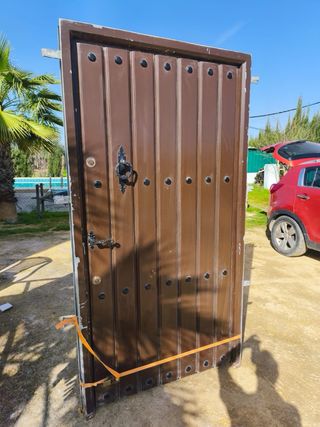 Puerta exterior de hierro