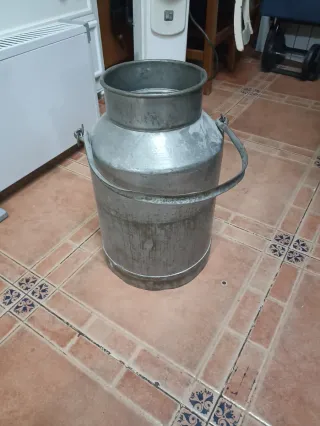 Lechera antigua de metal