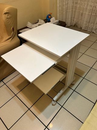 Mesa auxiliar blanca con bandejas