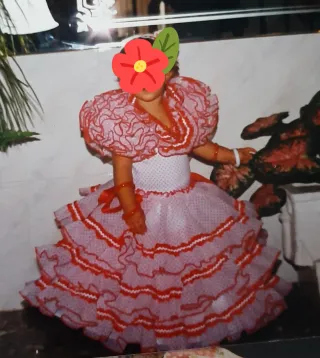 Vestido Gitana Niña y sombrero rojo.