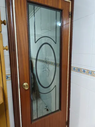 Puerta de madera con grabado