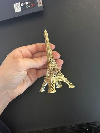Torre Eiffel em ferro dourado
