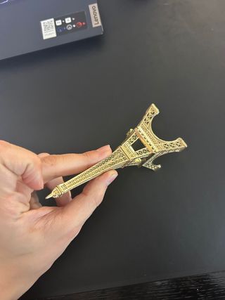 Torre Eiffel em ferro dourado