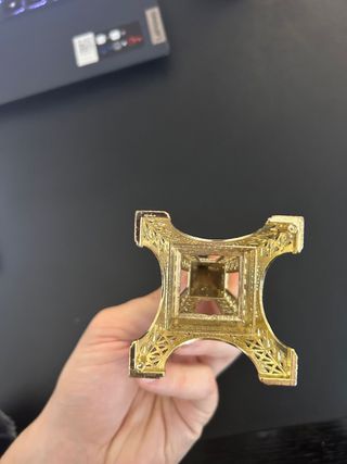 Torre Eiffel em ferro dourado