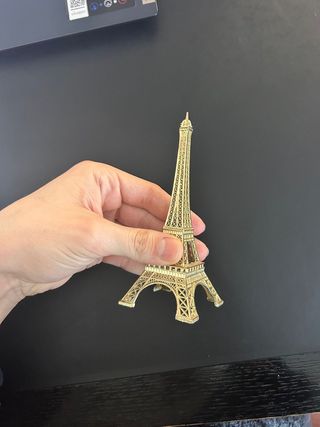 Torre Eiffel em ferro dourado