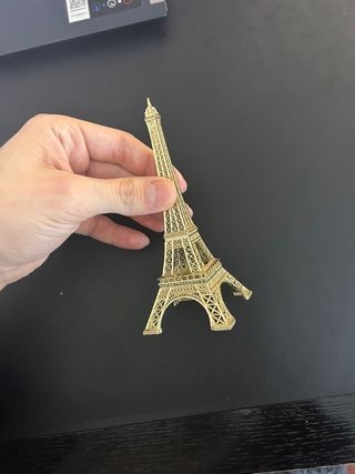 Torre Eiffel em ferro dourado