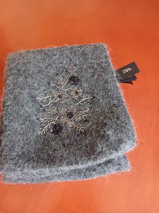 Bufanda lana gris con adornos plateados
