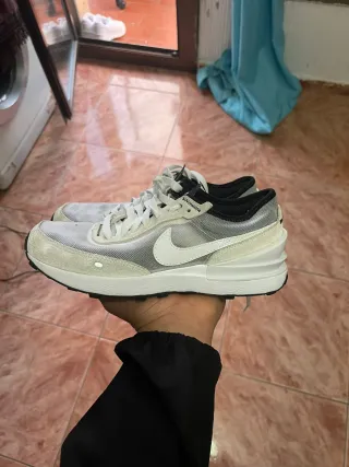 Zapatillas grises y blancas