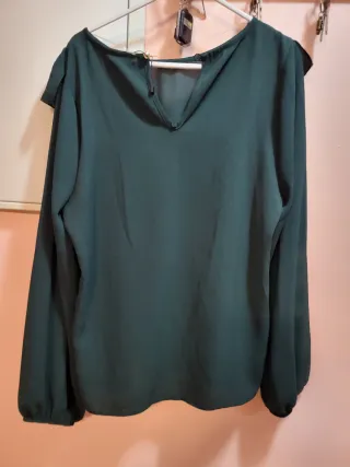 Blusa verde manga larga con volantes
