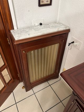 Cubre radiador madera y mármol