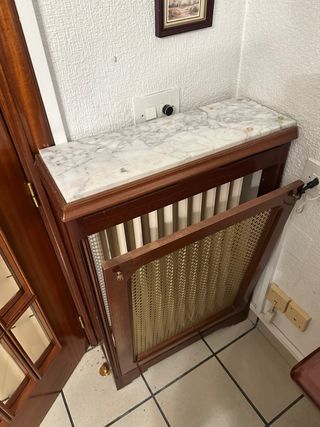 Cubre radiador madera y mármol