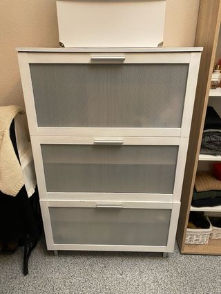 Zapatero blanco y gris