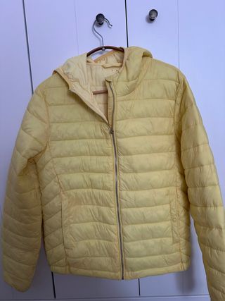 Chaqueta acolchada amarilla con capucha