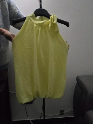 Top giallo con fiocco