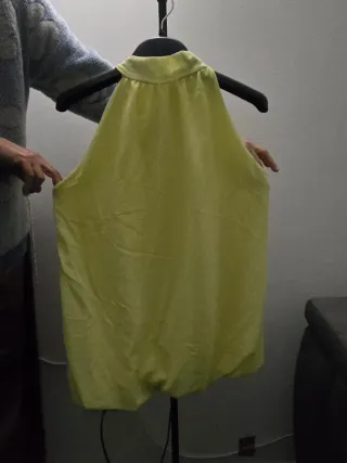 Top giallo con fiocco