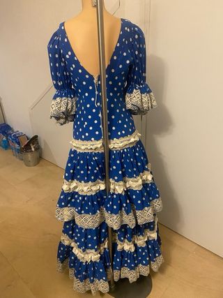 Traje de flamenca azul con lunares blancos