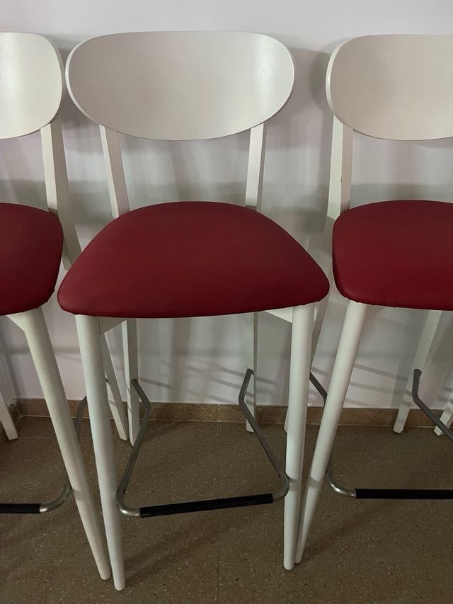 Taburetes de madera rojos y blancos