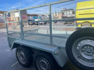 Remolque plataforma con barandillas