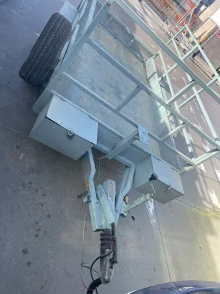 Remolque plataforma con barandillas