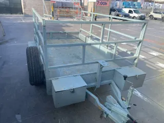 Remolque plataforma con barandillas