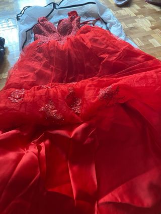 Vestido de 15 años rojo con cancan