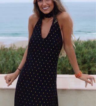 Vestido negro con detalles dorados