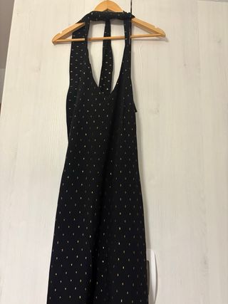 Vestido negro con detalles dorados
