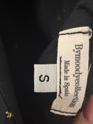 Vestido negro con detalles dorados