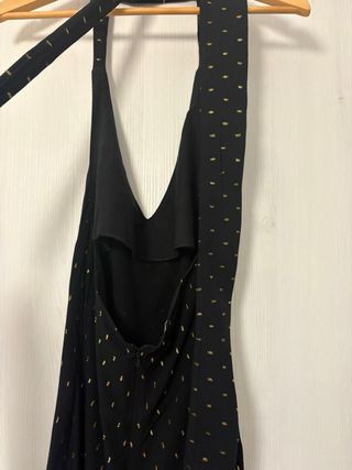 Vestido negro con detalles dorados