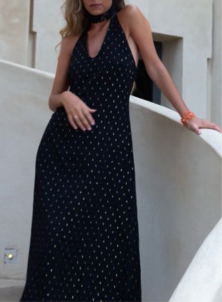 Vestido negro con detalles dorados