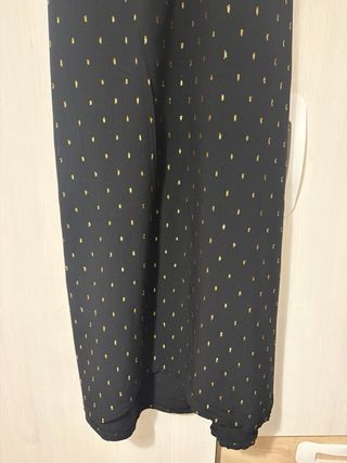 Vestido negro con detalles dorados