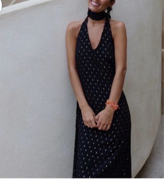 Vestido negro con detalles dorados