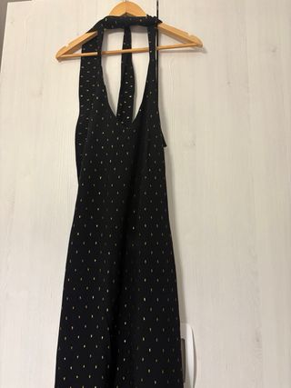 Vestido negro con detalles dorados