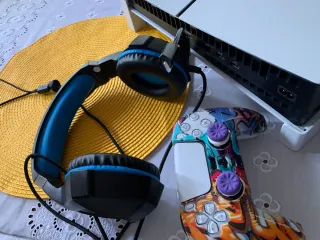 Playstation 5 con mando y auriculares